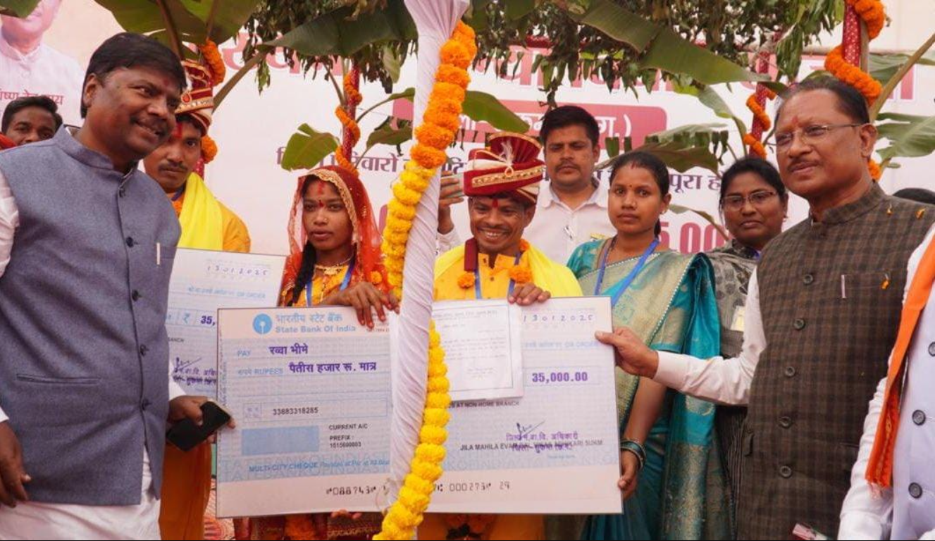 प्यार और विश्वास के आगे हार गई नक्सल हिंसा: जहां कभी बन्दूकें गूंजती थी, अब वहां गूंज रही शहनाई 1