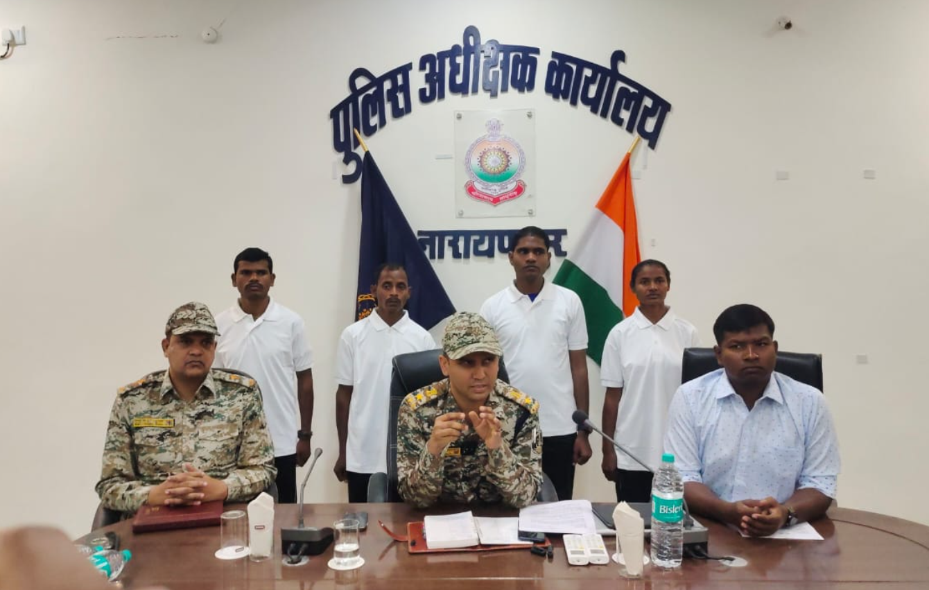 ताड़मेटला मुठभेड़ में शामिल नक्सली सहित 8 लाख के इनामी चार नक्सली का आत्मसमर्पण 1