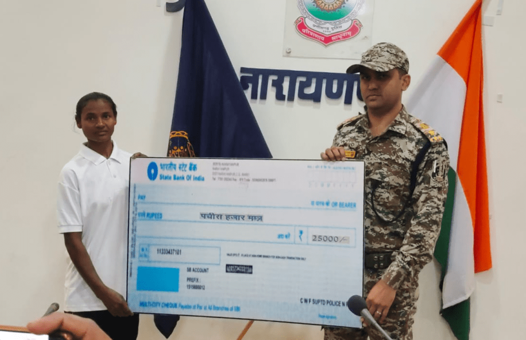 ताड़मेटला मुठभेड़ में शामिल नक्सली सहित 8 लाख के इनामी चार नक्सली का आत्मसमर्पण 5