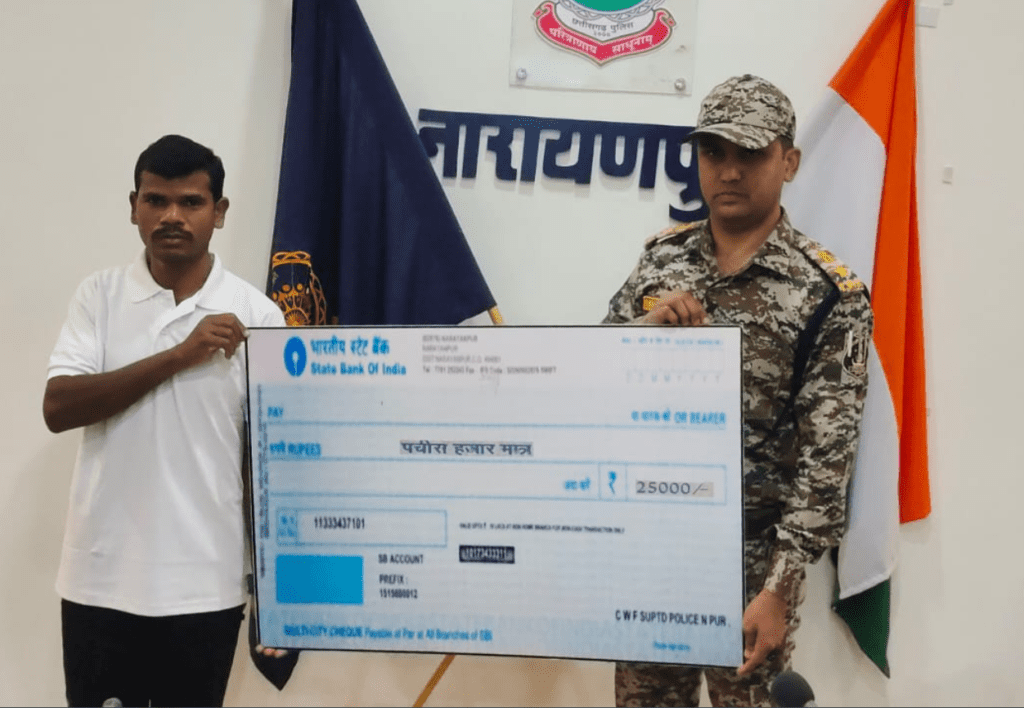 ताड़मेटला मुठभेड़ में शामिल नक्सली सहित 8 लाख के इनामी चार नक्सली का आत्मसमर्पण 6