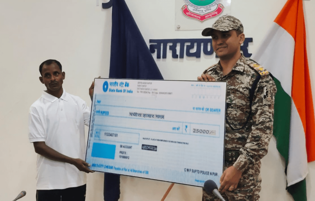 ताड़मेटला मुठभेड़ में शामिल नक्सली सहित 8 लाख के इनामी चार नक्सली का आत्मसमर्पण 7