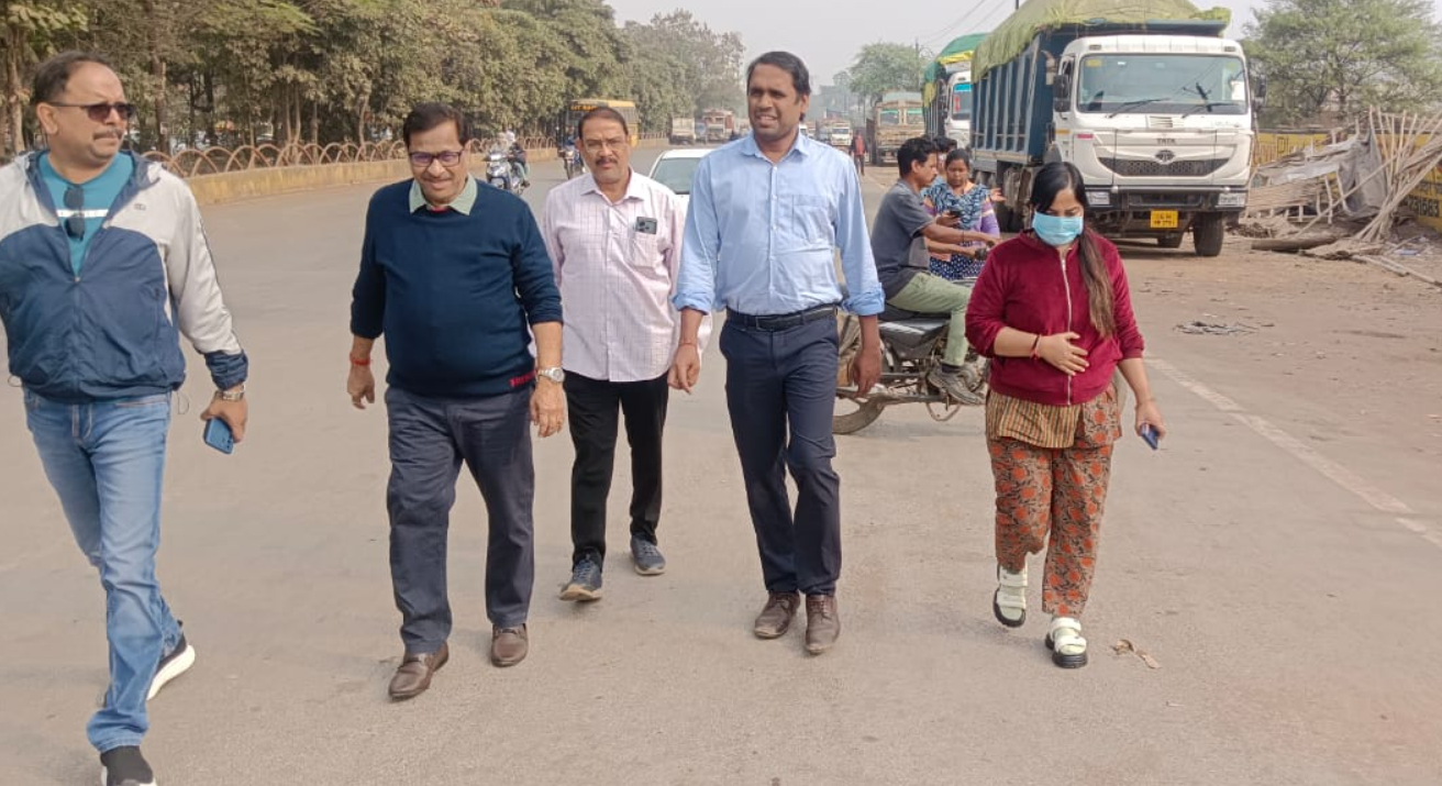 आयुक्त ने डुमरतराई सब्जी मंडी की सफाई व्यवस्था देखी एवं निरंतर अच्छी सफाई देने के दिये निर्देष 1