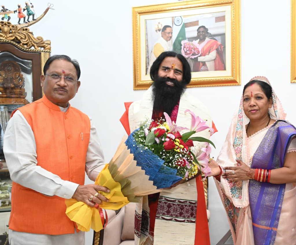 मुख्यमंत्री श्री विष्णु देव साय से योग गुरु बाबा रामदेव ने की सौजन्य मुलाकात 2
