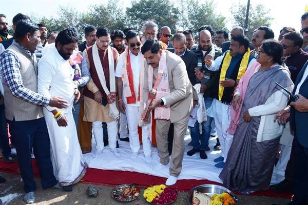 मुख्यमंत्री डॉ. यादव ने कपिला गौ-शाला में गौ-माता मंदिर सेवा स्थल का किया भूमि-पूजन 1 Chief Minister Dr. Yadav performed Bhoomi Pujan of Gau Mata Mandir Seva Sthal in Kapila Gaushala