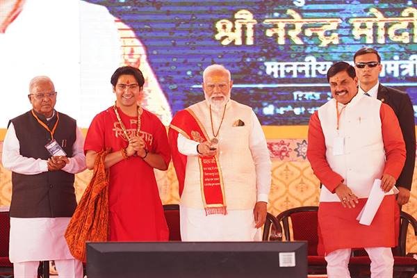 बागेश्वर धाम आस्था के केंद्र के साथ आरोग्य का केंद्र बनता जा रहा है : प्रधानमंत्री श्री मोदी 1