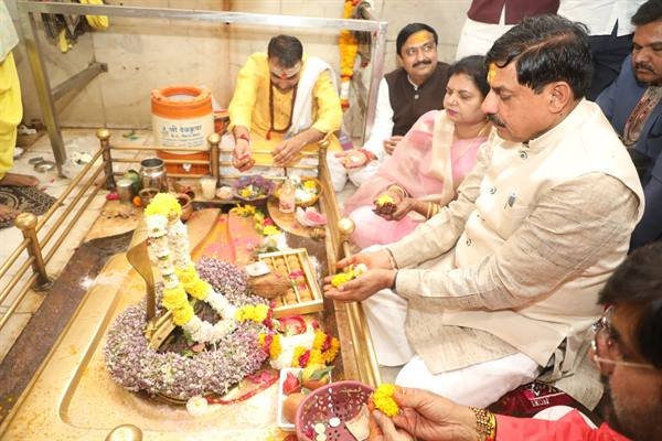 मुख्यमंत्री डॉ.यादव ने दंगवाड़ा में की बोरेश्वर महादेव की पूजा-अर्चना 1