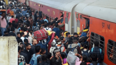 рдорд╣рд╛рдХреБрдВрдн рд╕реЗ рд╡рд╛рдкрд╕реА рдХрд╛ рджреМрд░, рдЯреНрд░реЗрдиреЛрдВ рдореЗрдВ рднрд╛рд░реА рднреАрдбрд╝, рд╕рдлрд░ рд╣реБрдЖ рдореБрд╢реНрдХрд┐рд▓ 8