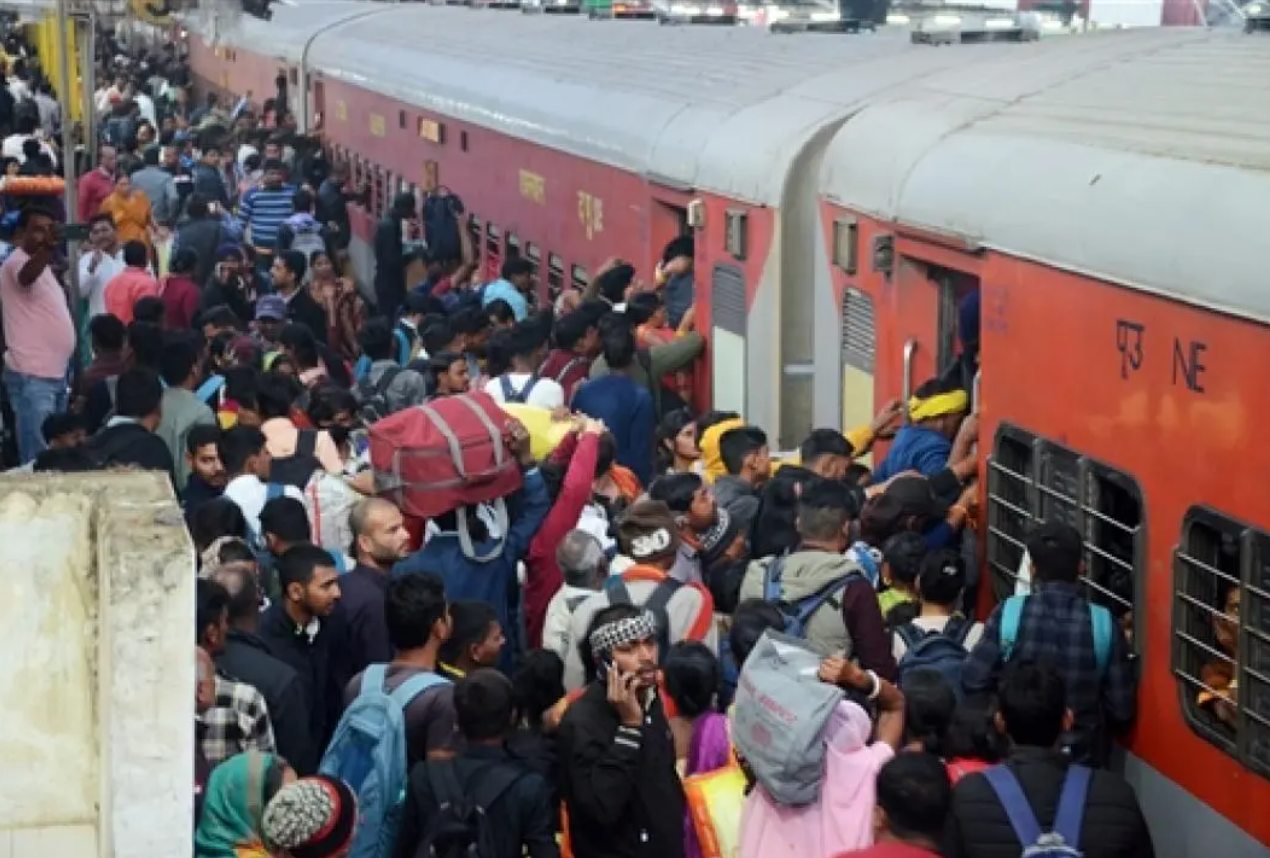महाकुंभ से वापसी का दौर, ट्रेनों में भारी भीड़, सफर हुआ मुश्किल 1