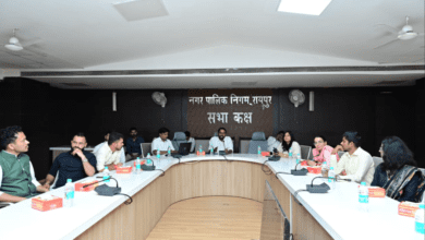 आयुक्त अबिनाष मिश्रा से चर्चा कर युवाओं में लोकप्रिय लाईबे्ररी के सफल संचालन पर जानकारी लेकर हुए प्रसन्न 8