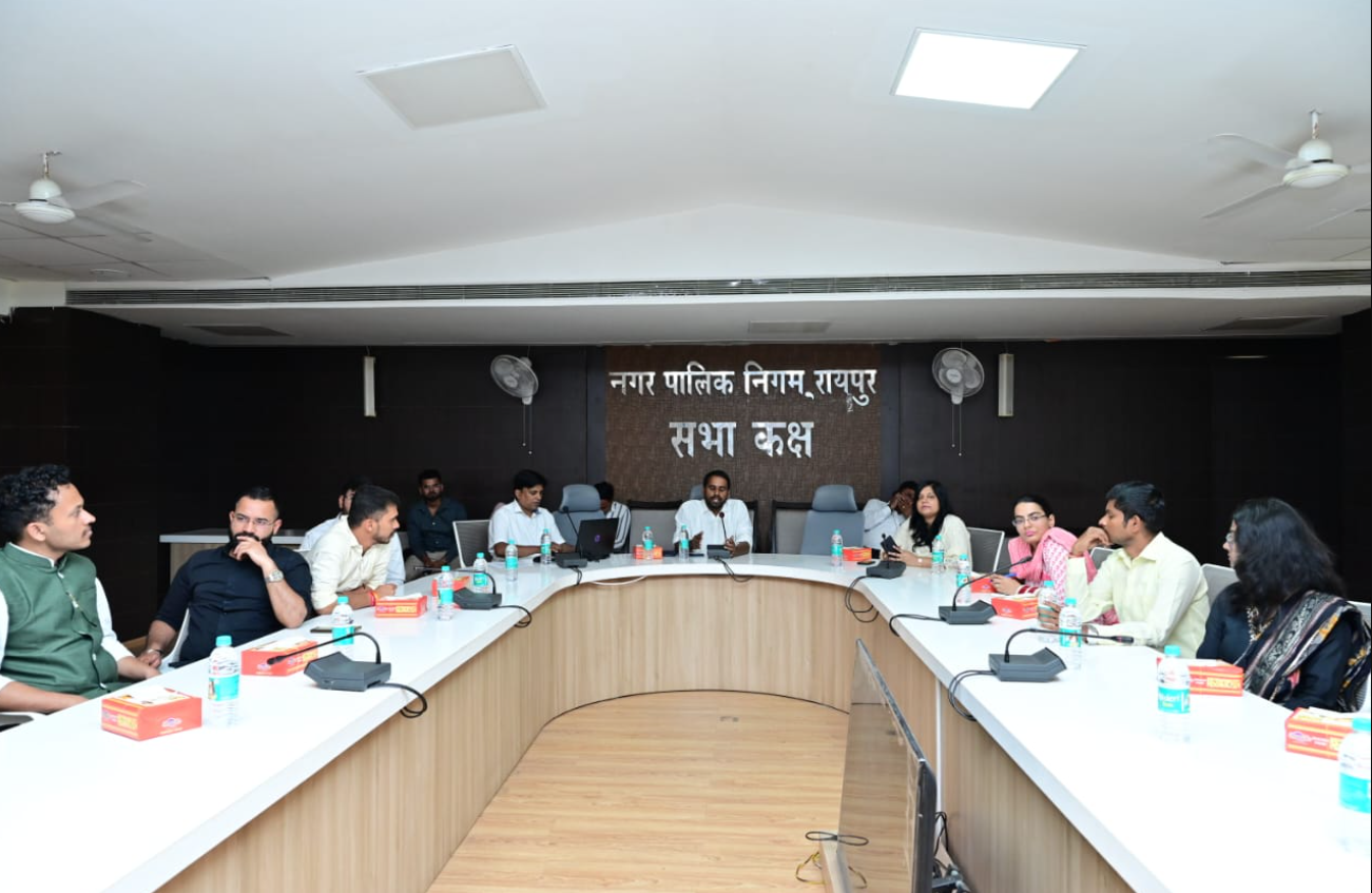आयुक्त अबिनाष मिश्रा से चर्चा कर युवाओं में लोकप्रिय लाईबे्ररी के सफल संचालन पर जानकारी लेकर हुए प्रसन्न 1