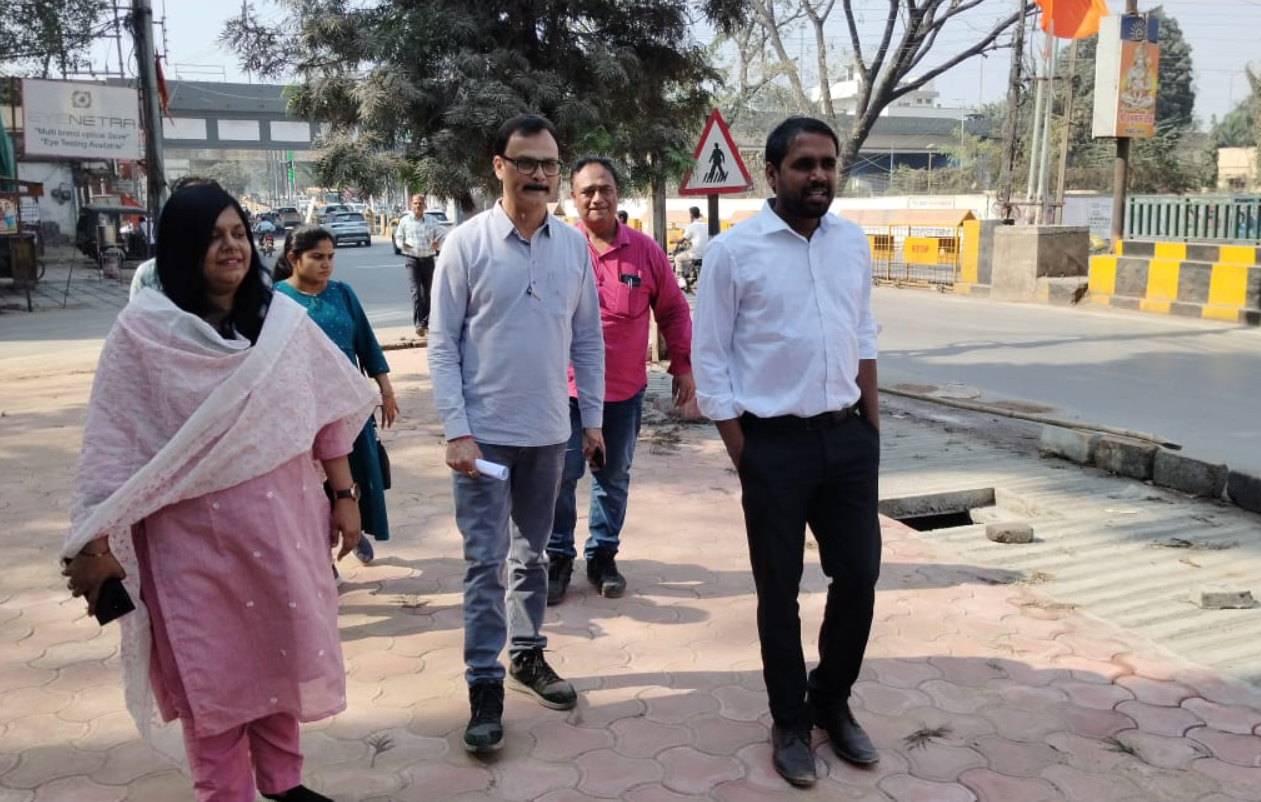 आयुक्त अबिनाश मिश्रा ने शंकर नगर चौक का यातायात सुव्यवस्थित करने ट्रेफिक सिग्नल प्रारंभ करवाने दिए निर्देश 1