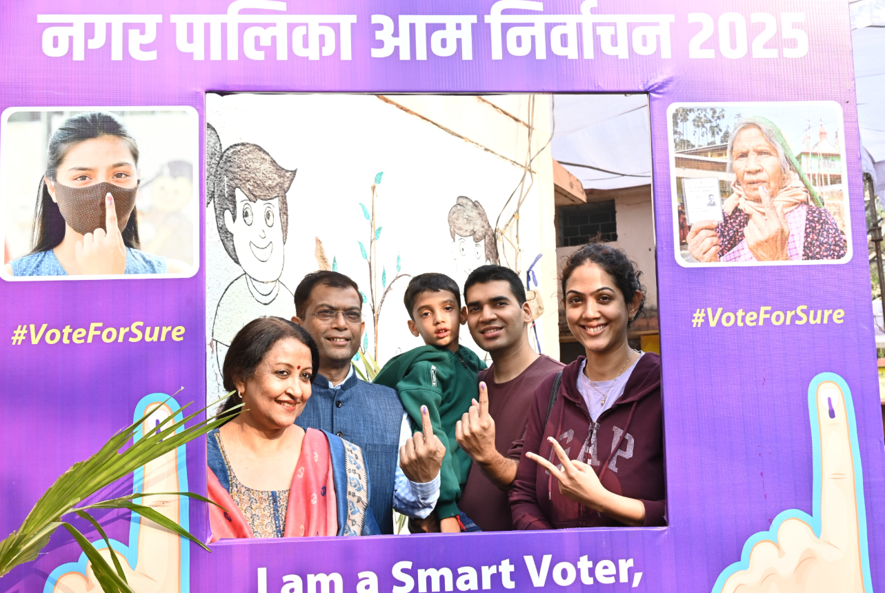 छत्तीसगढ़ राज्य निर्वाचन आयुक्त डॉ अजय सिंह ने अपनी पत्नी डॉ आभा सिंह के साथ प्राथमिक शाला पुरैना मतदान केंद्र में किया मतदान 1