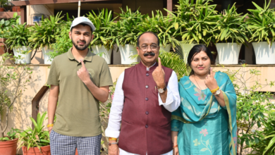 उप-मुख्यमंत्री अरुण साव ने बिलासपुर में सपरिवार किया मतदान 1