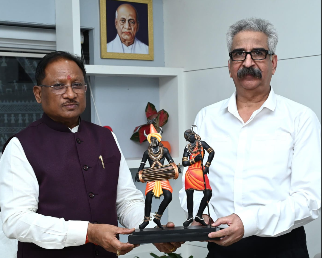 मुख्यमंत्री विष्णुदेव साय ने पुलिस महानिदेशक अशोक जुनेजा को सेवानिवृत्ति पर दी शुभकामनाएं 1