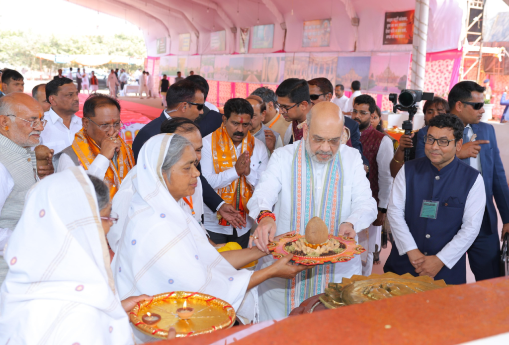 केन्द्रीय गृह एवं सहकारिता मंत्री अमित शाह आज छत्तीसगढ़ के राजनांदगांव में आचार्य विद्यासागर जी महाराज के ‘प्रथम समाधि स्मृति महोत्सव’ और 1008 सिद्धचक्र विधान विश्व शांति महायज्ञ में शामिल हुए 2