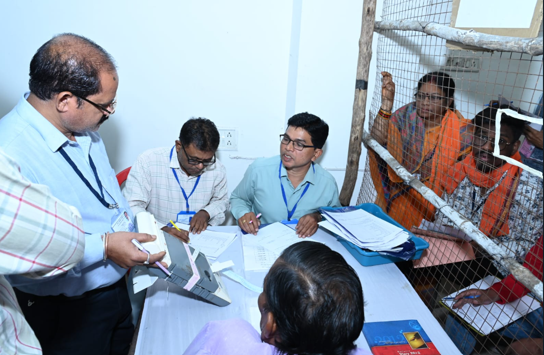 सेजबहार स्थित स्ट्रांग रूम में नगर निगम रायपुर निर्वाचन के लिए मतगणना जारी। 1