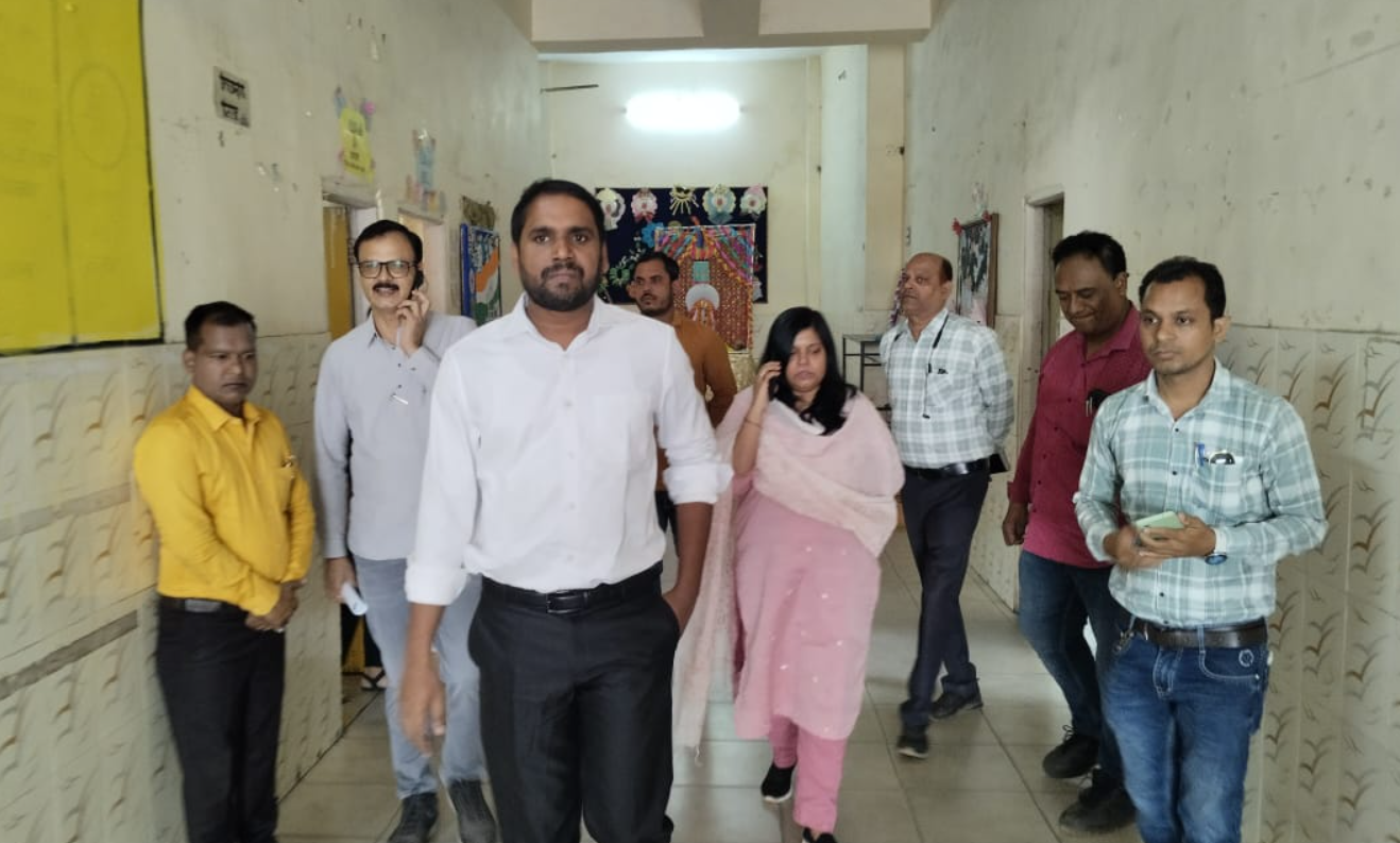 आयुक्त अबिनाश मिश्रा जे. आर. नायडू एवं सचदेवा स्कूल सहित अनेक मतदान केन्द्रोँ का किया अवलाेकन 1