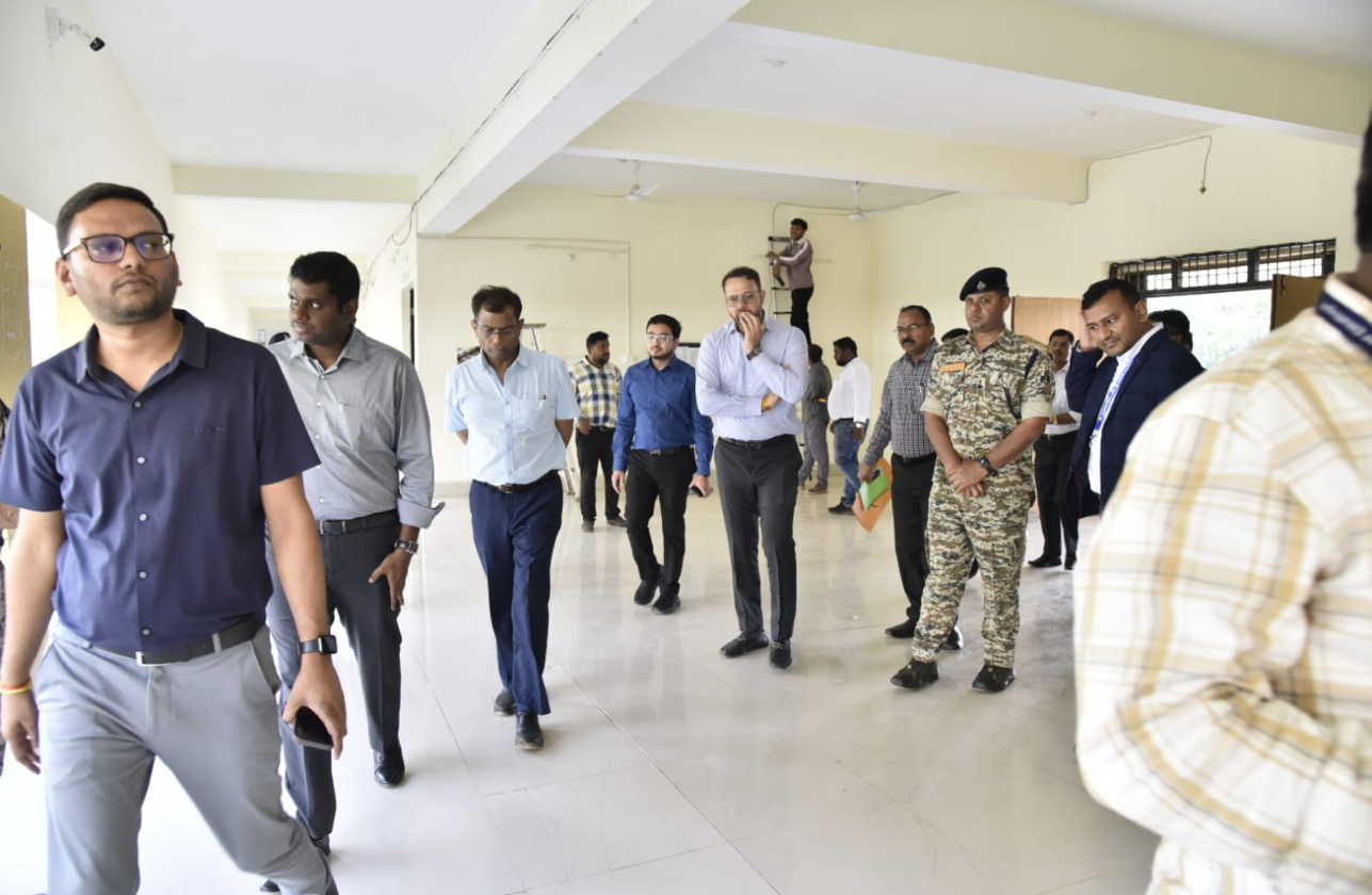 राज्य निर्वाचन आयुक्त अजय सिंह ने किया स्ट्रांग रूम का निरीक्षण, चुनाव तैयारियों का लिया जायजा 1
