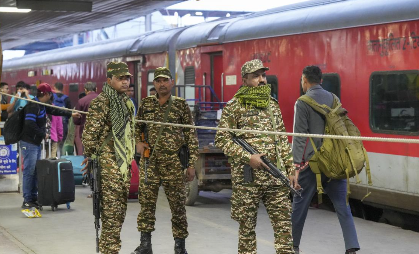 नई दिल्ली रेलवे स्टेशन पर कड़ी सुरक्षा व्यवस्था, यात्रियों की भारी भीड़ बरकरार 1