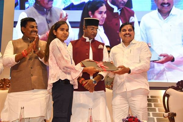 प्रतिभावान विद्यार्थियों को लैपटॉप उपलब्ध कराने से प्रदेश के उज्जवल भविष्य की संभावनाएं अधिक सशक्त होंगी - मुख्यमंत्री डॉ. यादव 1