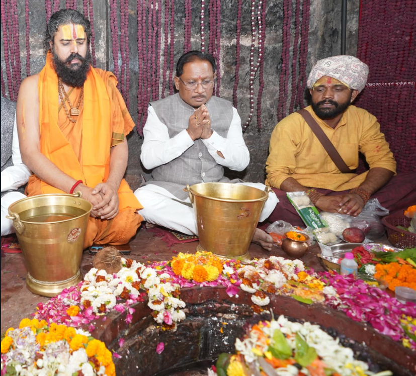 मुख्यमंत्री विष्णुदेव साय ने भगवान राजीव लोचन की पूजा-अर्चना कर प्रदेशवासियों की सुख-समृद्धि की कामना की 1