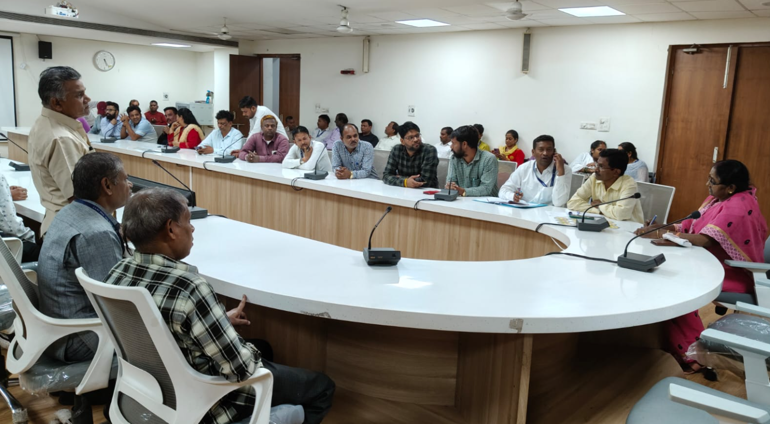 प्रभारी अपर आयुक्त ने निगम में अधिकारियों, कर्मचारियों की बैठक लेकर उनकी समस्याएं पूछीं 1