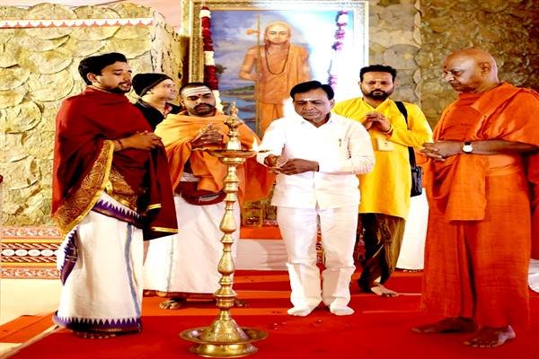 एकात्म धाम‘ प्रयागराज में आदि शंकराचार्य के जीवन प्रसंग पर हुई कथा में शामिल हुए : उप मुख्यमंत्री श्री देवड़ा 1