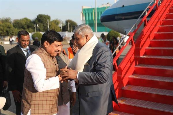 उप राष्ट्रपति श्री धनखड़ का मुख्यमंत्री डॉ. यादव ने किया स्वागत 1