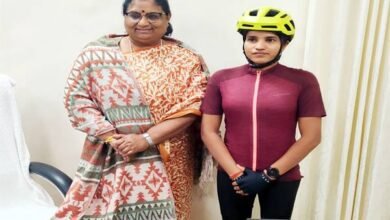 मंत्री सुश्री भूरिया से मिली सोलो महिला साइक्लिस्ट आशा मालवीय 4