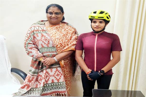मंत्री सुश्री भूरिया से मिली सोलो महिला साइक्लिस्ट आशा मालवीय 1