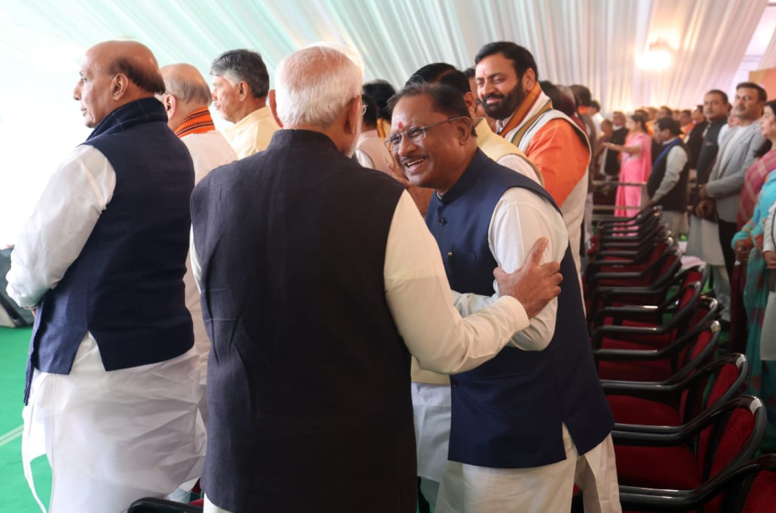 जब प्रधानमंत्री मोदी ने थामा विष्णुदेव साय का हाथ – मंच पर दिखी खास आत्मीयता 1