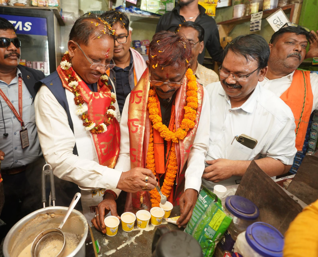 मुख्यमंत्री विष्णु देव साय पहुंचे महापौर प्रत्याशी जीवर्धन चौहान की चाय की दुकान, खुद बनाई चाय 1