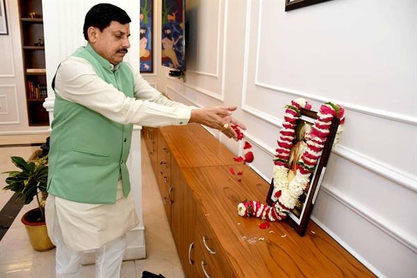 मुख्यमंत्री डॉ. यादव ने छत्रपति शिवाजी महाराज की जयंती पर पुष्पांजलि अर्पित की 1