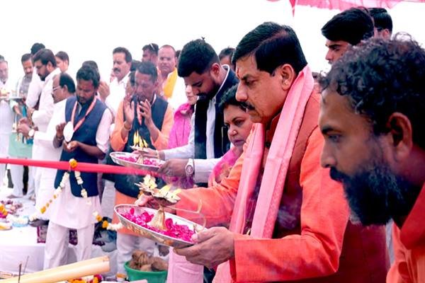 मुख्यमंत्री डॉ. यादव ने ओंकारेश्वर में माँ नर्मदा की पूजा-अर्चना कर प्रदेश की समृद्धि की कामना की 1