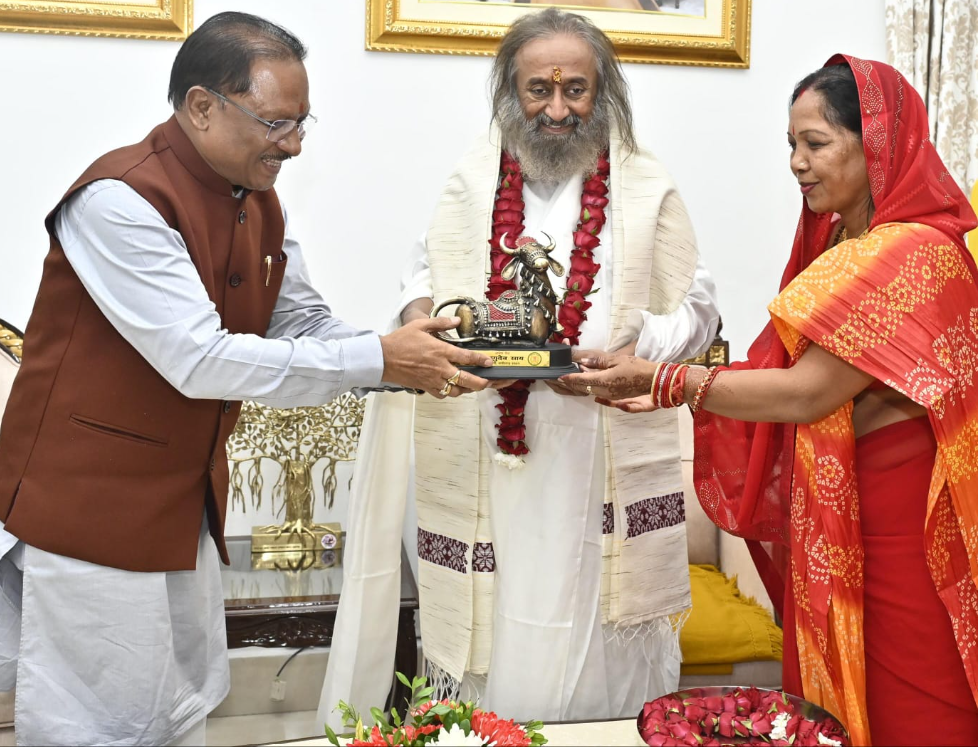 मुख्यमंत्री विष्णुदेव साय ने आध्यात्मिक गुरु रविशंकर से लिया आशीर्वाद 1