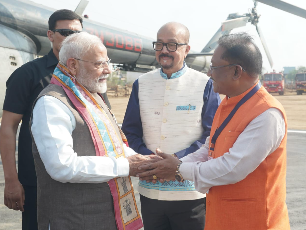 मुख्यमंत्री विष्णुदेव साय ने प्रधानमंत्री नरेंद्र मोदी का हेलीपैड में किया आत्मीय स्वागत 1
