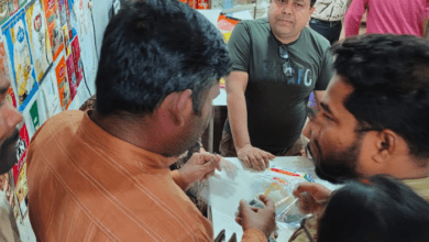 गोलबाजार में निगम का छापा: 10 दुकानों से 35 किलो प्रतिबंधित पॉलीथिन जब्त, 12,900 रुपये जुर्माना 12