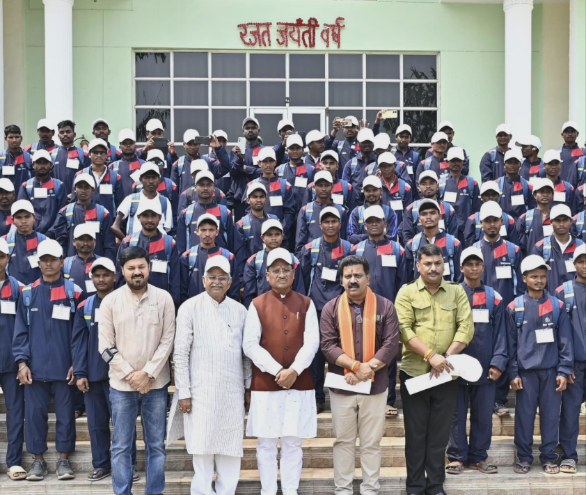 छत्तीसगढ़ विधानसभा परिसर में गूंज उठी बीजापुर के युवाओं की बुलंद आवाज – ‘नक्सलवाद से मुक्ति और विकास की राह पर आगे बढ़ने का है इरादा’ 2