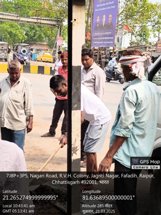 फाफाडीह मुख्य मार्ग पर सफाई अभियान, सभापति राठौड़ ने खुद कराया पाटा हटवाकर सफाई 2