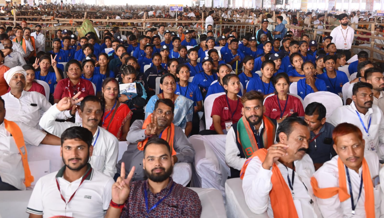 प्रधानमंत्री नरेंद्र मोदी को देखने और सुनने पहुंचे युवा, बस्तर ओलंपिक के विजयी प्रतिभागी और लखपति दीदियां 1