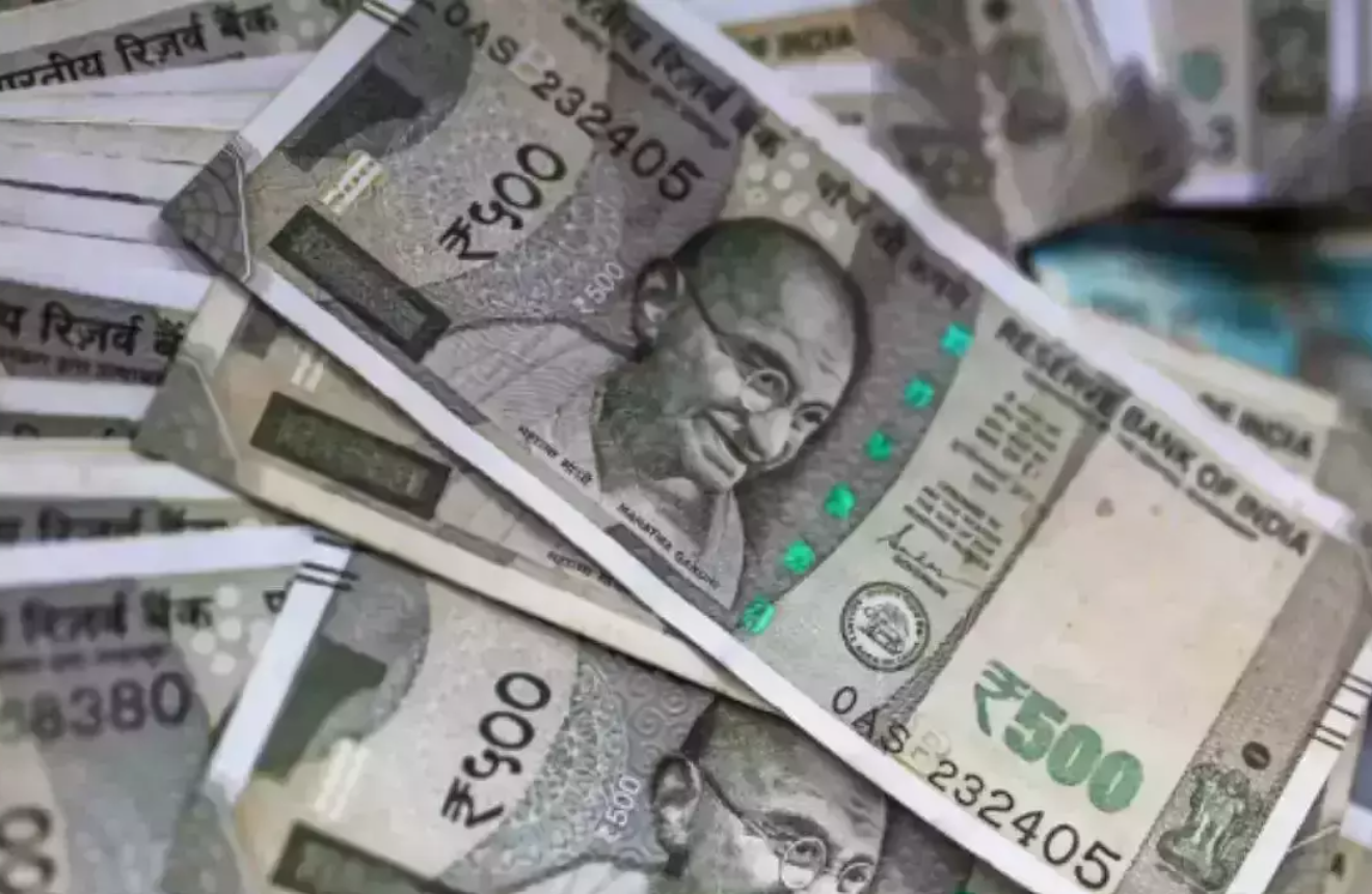 "विदेशी निवेश की बिकवाली से रुपया 6 पैसे गिरा, 87.18 पर पहुंचा" 1