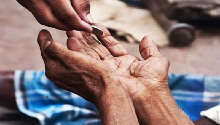 इंदौर में प्रशासन की सख्ती खत्म, मंदिरों के बाहर फिर दिखने लगे भिखारी 1