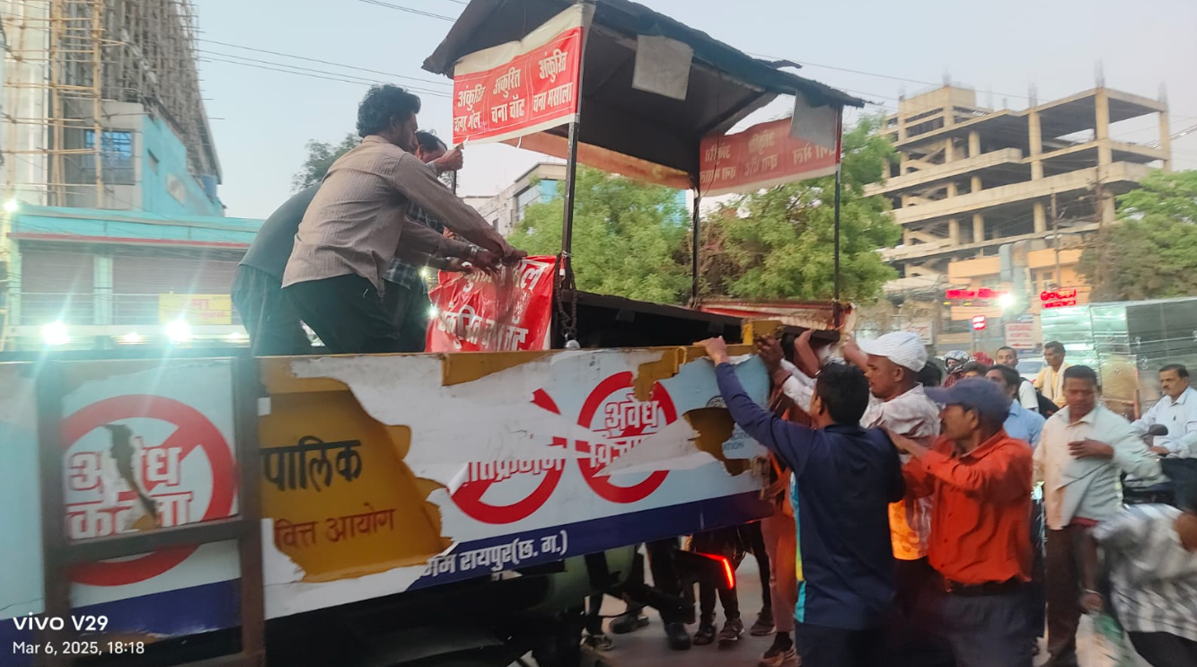 निगम जोन 5 ने आमापारा से अनुपम गार्डन तक जीई मार्ग में अतिक्रमण हटाये 1