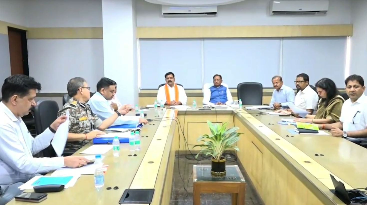 मुख्यमंत्री विष्णु देव साय बैठक लेकर छत्तीसगढ़ और तेलंगाना की सीमा पर स्थित कर्रेगुट्टा की पहाड़ियों में संचालित नक्सल उन्मूलन अभियान की कर रहे समीक्षा 1