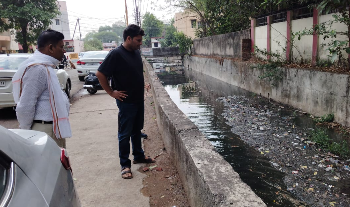 "आयुक्त विश्वदीप ने इंदिरावती कॉलोनी नाले की सफाई अभियान का निरीक्षण, बारिश से पहले सघन सफाई के दिए निर्देश" 1