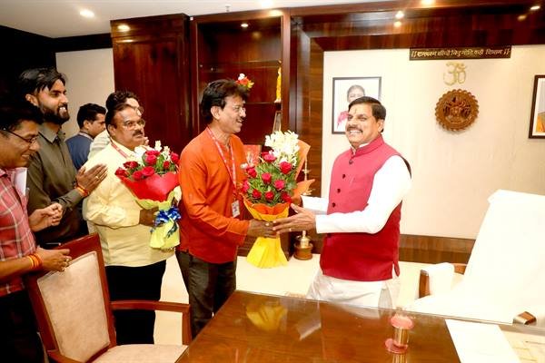 मुख्यमंत्री डॉ. यादव से मिले कर्मचारी संगठनों के प्रतिनिधि 1