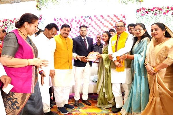 मुख्यमंत्री डॉ. यादव ने नव-दम्पति को दिया आशीर्वाद 1
