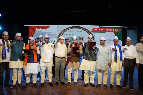 मुख्यमंत्री डॉ. यादव ने प्रोफेसर्स और छात्रों को भारतीय संविधान में आस्था रखने की शपथ दिलायी 1
