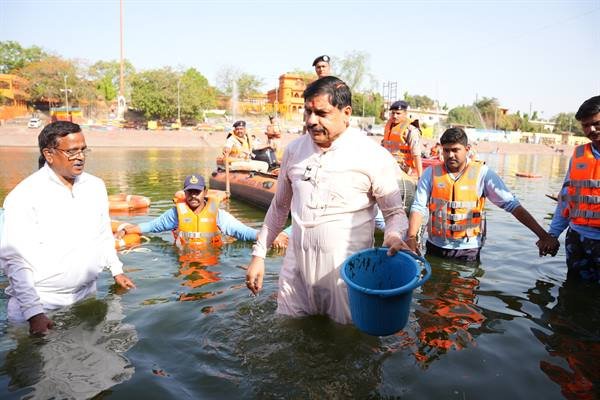 मुख्यमंत्री डॉ. यादव ने माँ क्षिप्रा के घाटों की सफाई कर जल गंगा संवर्धन अभियान में सहभागिता की 1