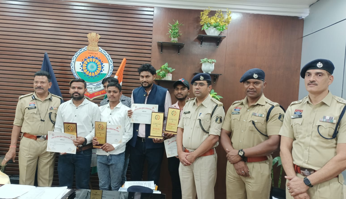 सड़क दुर्घटना में घायलों की जान बचाने वाले गुड सेमेरिटन (नेक व्यक्ति) का एसएसपी ने किया सम्मान। 1